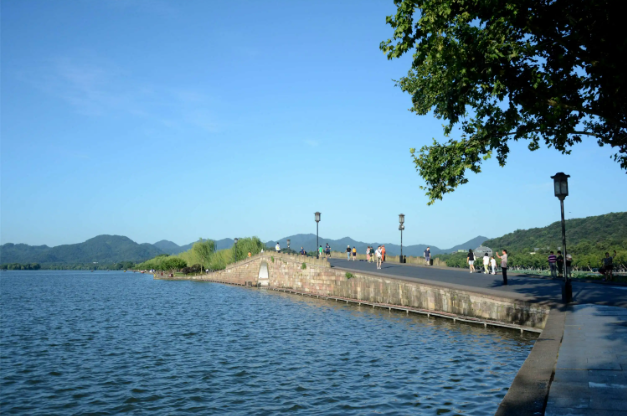 西湖白堤是白居易建的吗？|白堤是人工开凿的吗？