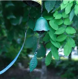 100f5580454a20c4dbd3f56592e66532 风铃怎么挂?(卧室风铃摆放上有什么讲究?)