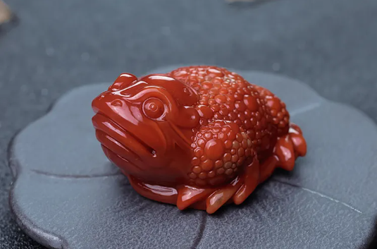 48268239094b86a0705d522638fcbcac 招财金蟾应该怎么放?(招财金蟾有什么摆放风水讲究)