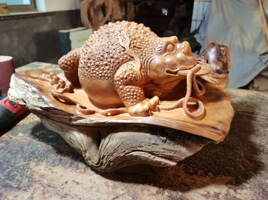 6330c5f8a40b835b626cb2d3a234db8f 招财金蟾应该怎么放?(招财金蟾有什么摆放风水讲究)