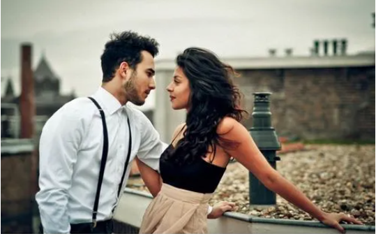 一见钟情的八字是怎么样的？（你何时一见钟情？八字教你怎么看？）