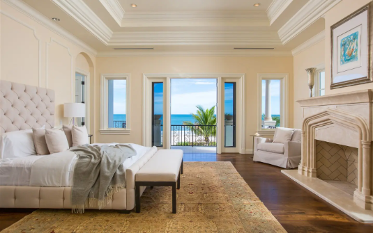 edae926bbe0784148f394d00fb3f969e 卧室家居摆放有什么讲究?(卧室怎么摆放风水好?)