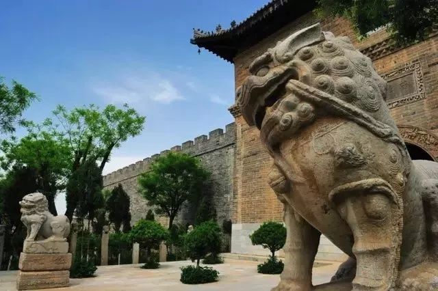 古人为什么会在门口放两尊石狮子？原来还有预卜功能！