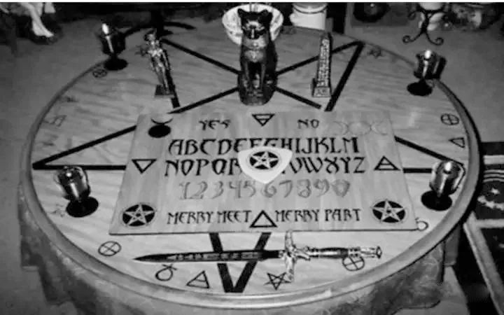 扶乩术揭秘：碟仙、笔仙与通灵背后的历史真相