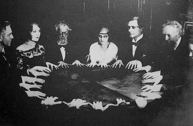 扶乩术揭秘：碟仙、笔仙与通灵背后的历史真相