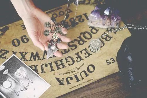 扶乩术揭秘：碟仙、笔仙与通灵背后的历史真相