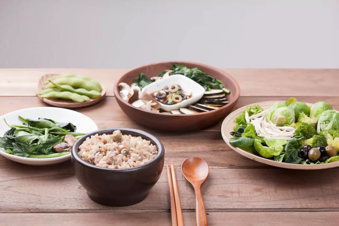 文章标题-2 餐桌上的暗战,是你吃饭,还是饭‘吃’你?