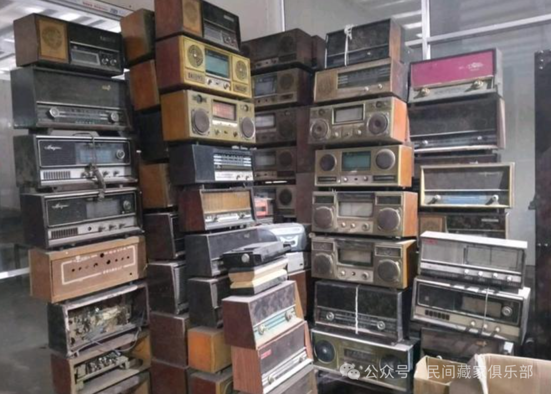 遭家人嫌弃！收藏界“大佬”含泪贱卖大量老物件，再也不做发财梦