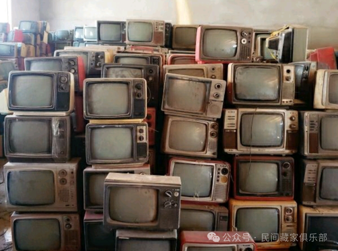 遭家人嫌弃！收藏界“大佬”含泪贱卖大量老物件，再也不做发财梦