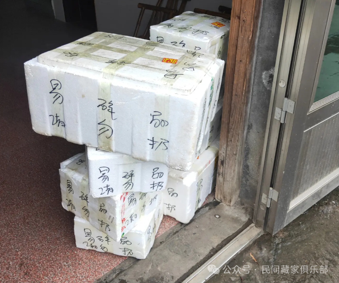 遭家人嫌弃！收藏界“大佬”含泪贱卖大量老物件，再也不做发财梦