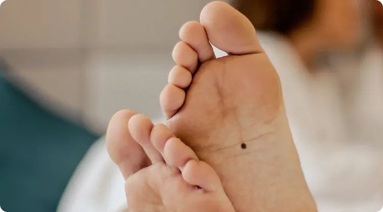 脚下容龟，大富之人，从脚上来看你下半辈子财运