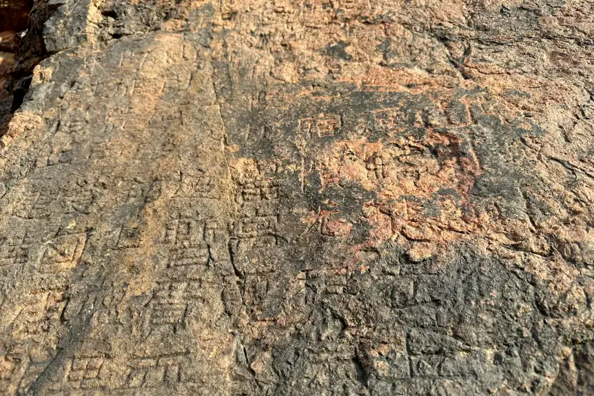 内蒙古大学向国家图书馆捐赠《燕然山铭》石刻拓片