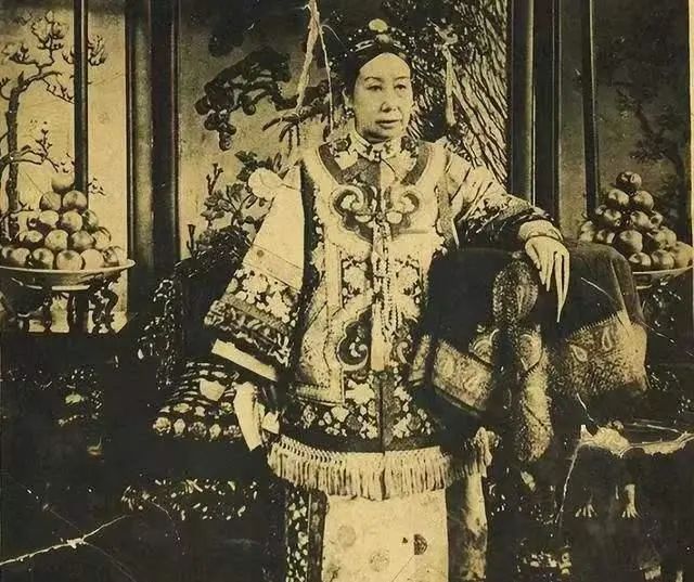 文章标题-4 他一手抓住孔子,一手抓住君王