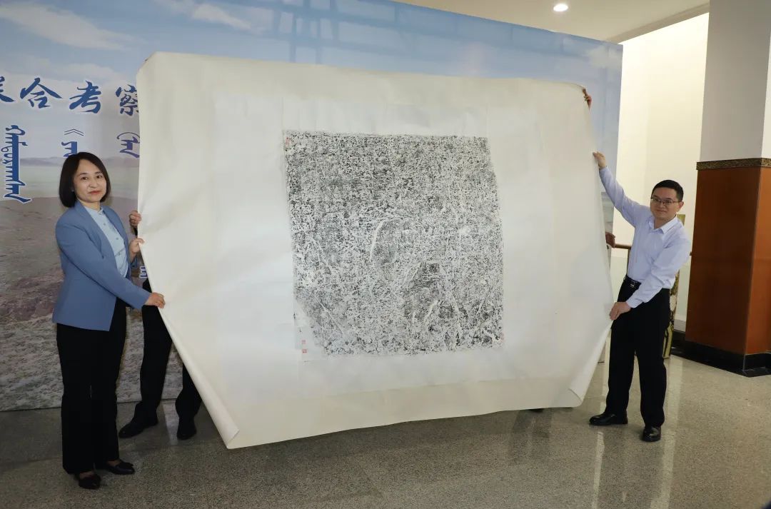 内蒙古大学向国家图书馆捐赠《燕然山铭》石刻拓片