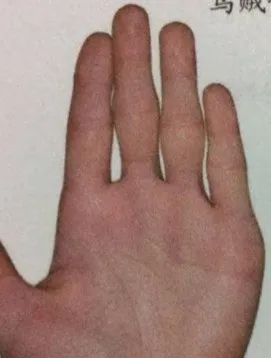 存不到钱的手面相特征！