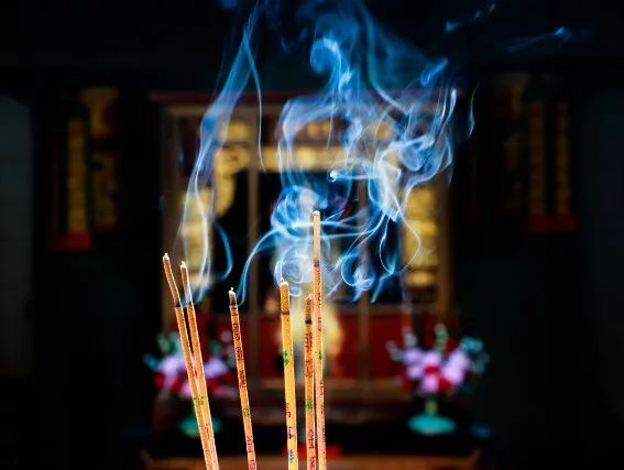 文章标题-4 烧香祈福有禁忌:这三种愿望切勿轻许,以免福报折损,愿望落空!