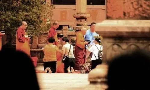 文章标题-1 佛教乞食这么多讲究?出家人托钵乞食的含义与由来