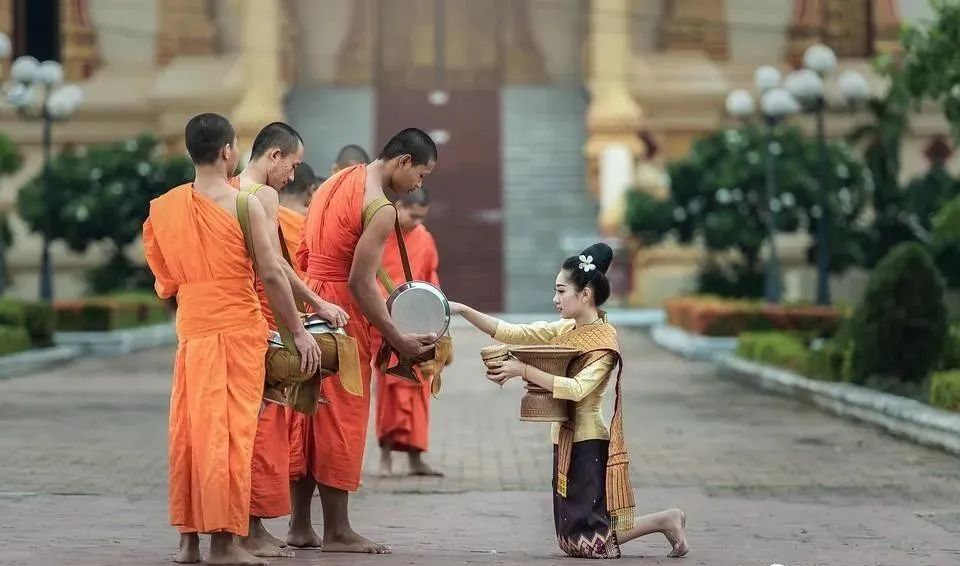 文章标题-2 佛教乞食这么多讲究?出家人托钵乞食的含义与由来