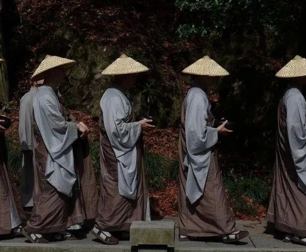 文章标题-3 佛教乞食这么多讲究?出家人托钵乞食的含义与由来