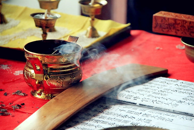 文章标题-2 晚上在家念经会不会招鬼?道人教你这样念经有天神护佑!