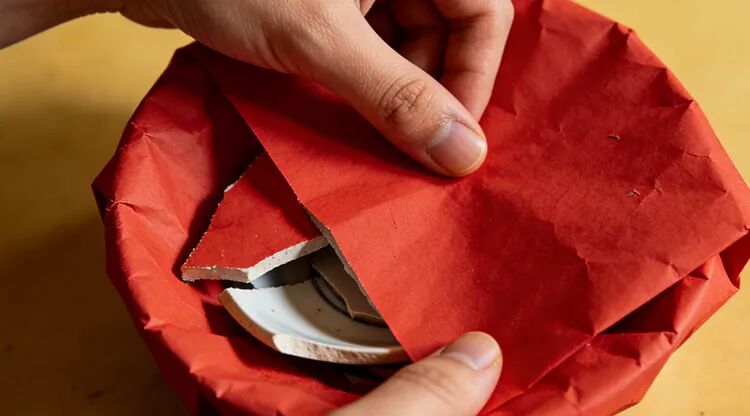 过年人多手杂不小心打碎东西不要怕，这样做更吉利！