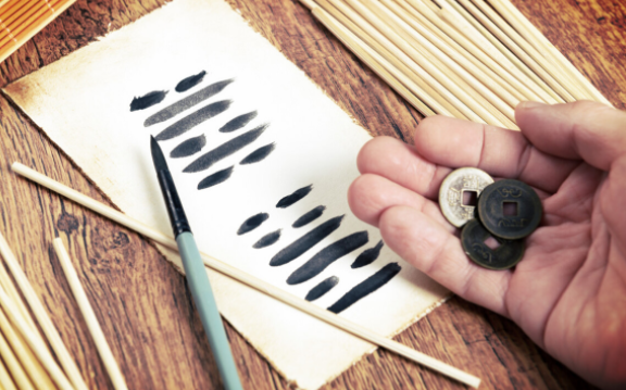 破界同参：六爻与梅花易数同断的实践与智慧