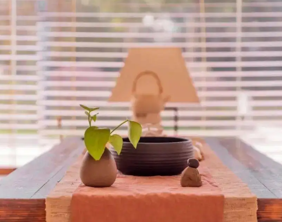 越多地找到生命当中可感恩的东西，你就会活得越富足——越埋怨 越贫困；越感恩 越拥有