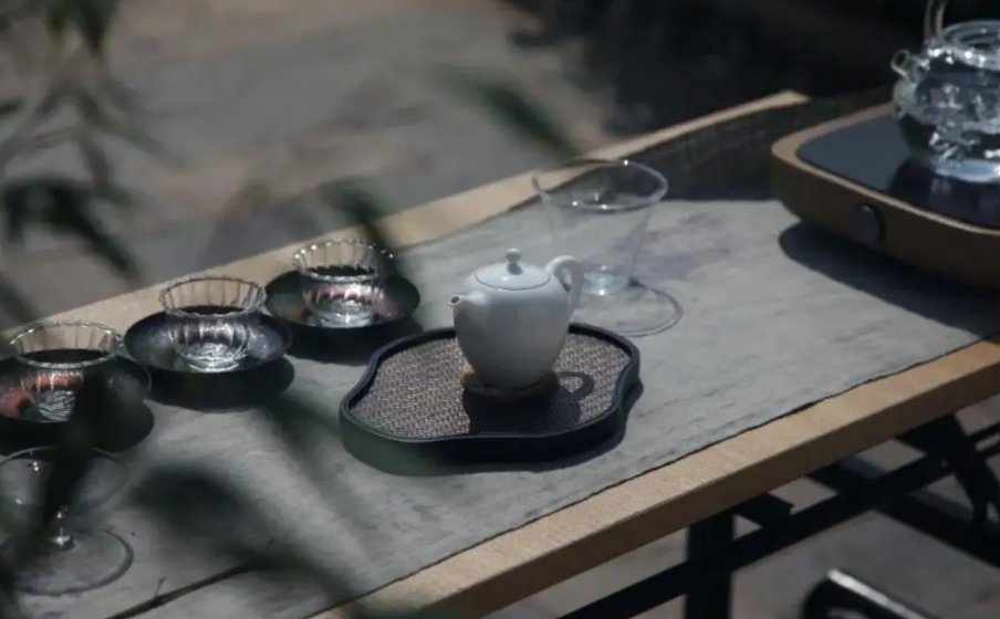 越多地找到生命当中可感恩的东西，你就会活得越富足——越埋怨 越贫困；越感恩 越拥有