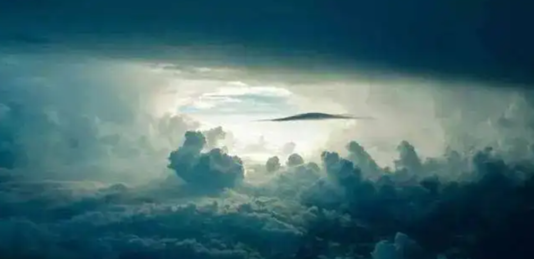 越多地找到生命当中可感恩的东西，你就会活得越富足——越埋怨 越贫困；越感恩 越拥有