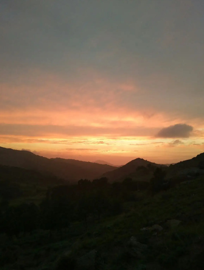 越多地找到生命当中可感恩的东西，你就会活得越富足——越埋怨 越贫困；越感恩 越拥有