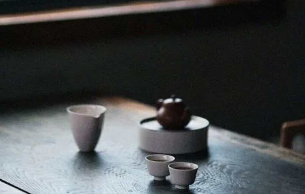 越多地找到生命当中可感恩的东西，你就会活得越富足——越埋怨 越贫困；越感恩 越拥有