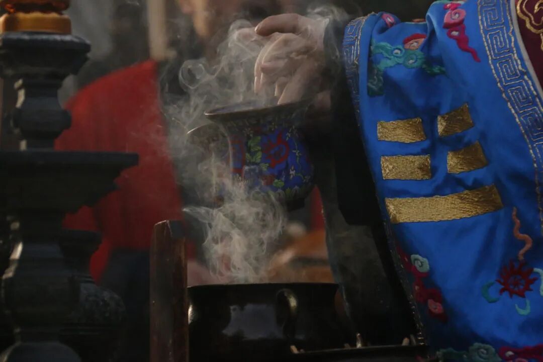 为什么有些人家里越住越顺？秘密藏在“定期洒净”里，简单一招，受益全年！