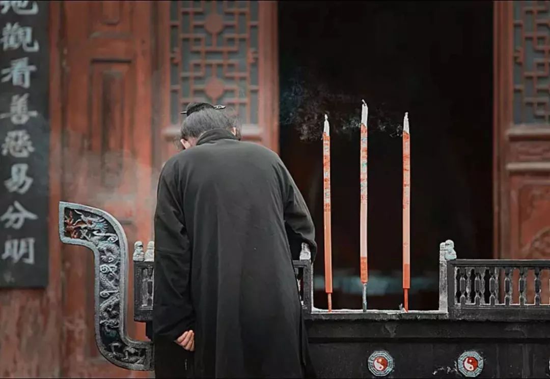 师父说：你身上阴气重，似乎有鬼妖跟随！