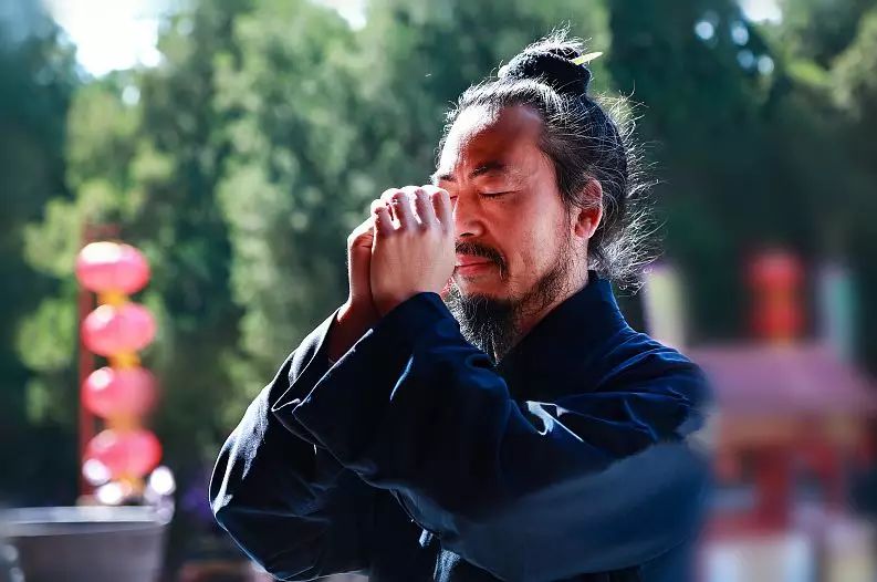 文章标题-1 师父说:你身上阴气重,似乎有鬼妖跟随!