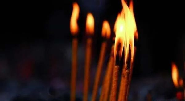 文章标题-3 别惧鬼月!为何此时诵经易感神?