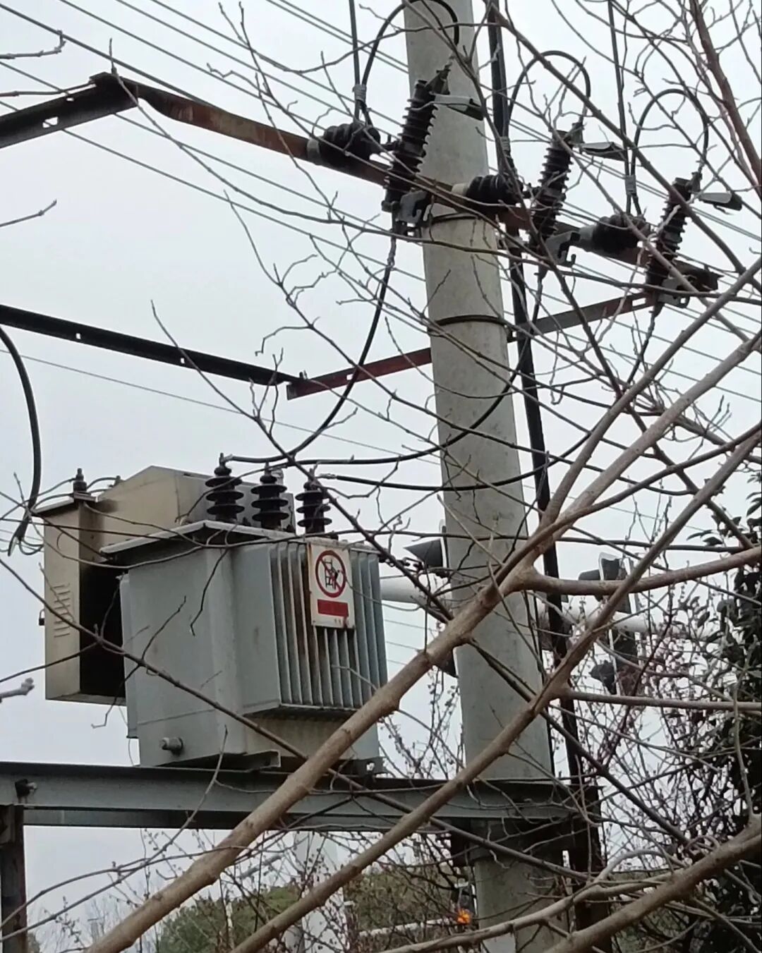 邻近高压电线塔的房子和阴阳颠倒的房子能住吗？影响有多大？