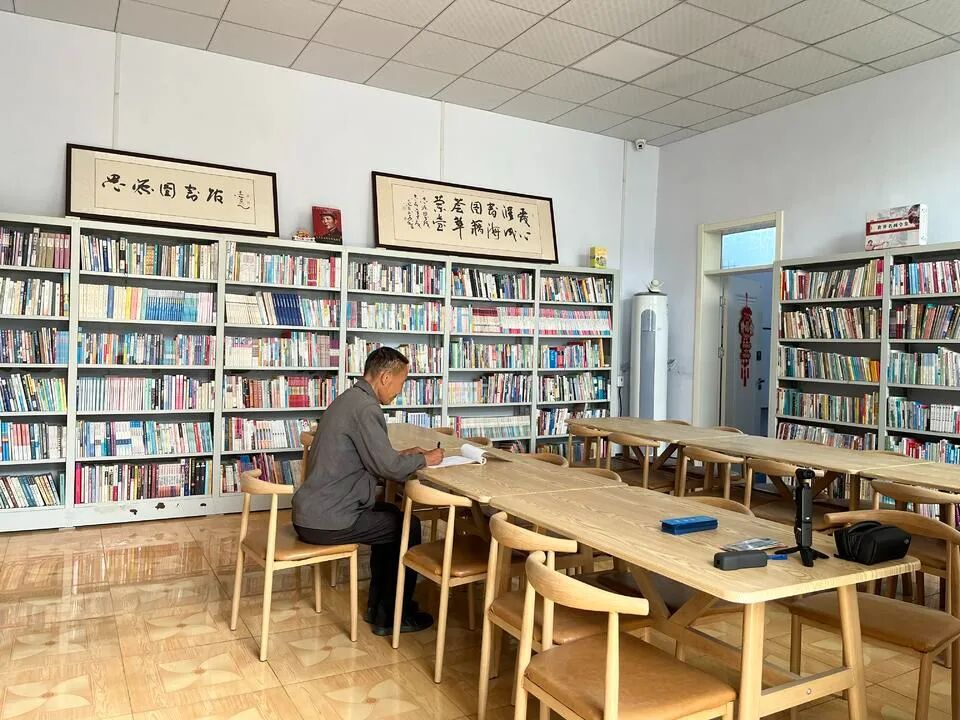 博士回村办图书馆，从两张皱巴巴的50元到24000本书……