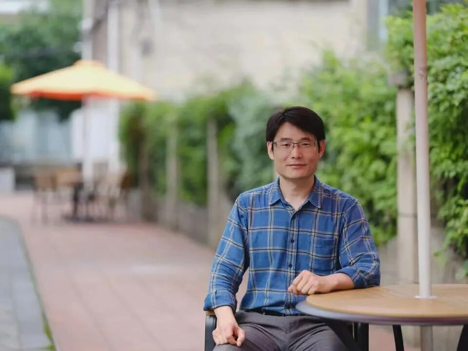 博士回村办图书馆，从两张皱巴巴的50元到24000本书……