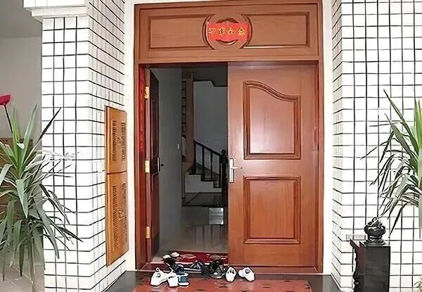 家宅企业旺运关键：大门的聚水聚气之道与财富密码